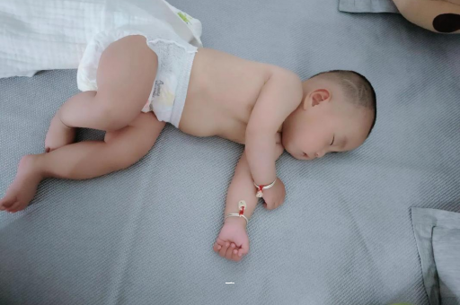 三沙宝宝胳膊上起红疙瘩